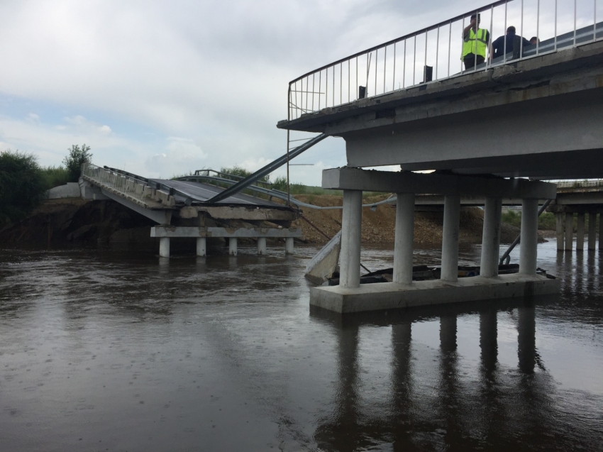 Минстрой Забайкалья: Дорожники приступили к восстановлению разрушенного паводками моста в Шилке 